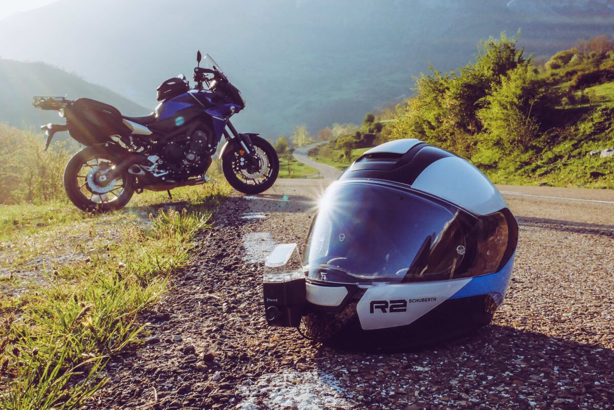 Un casque de moto avec une moto dans le fond