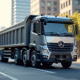Camion benne moderne stationne sur une rue urbaine en plein jour