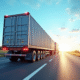 Camion moderne de 33 tonnes en mouvement sur l'autoroute ensoleillée transportant des conteneurs