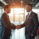 Concessionnaire souriant avec client dans un showroom moderne