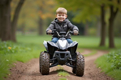Garçon souriant en motocross sur un quad dans un parc
