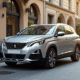 Voiture Peugeot 3008 argentée en ville ensoleillée