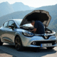 Renault Clio 2 V6 en réparation sur une route de montagne